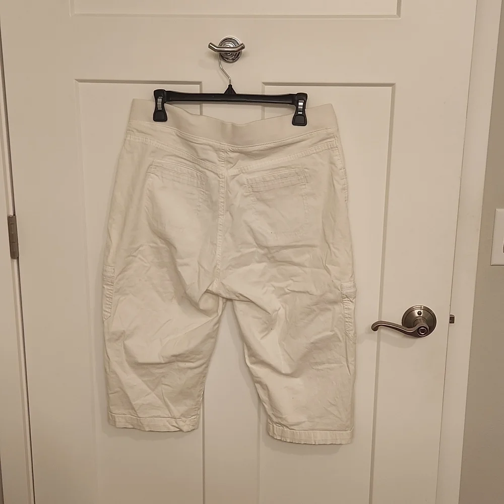 White Lee short pants